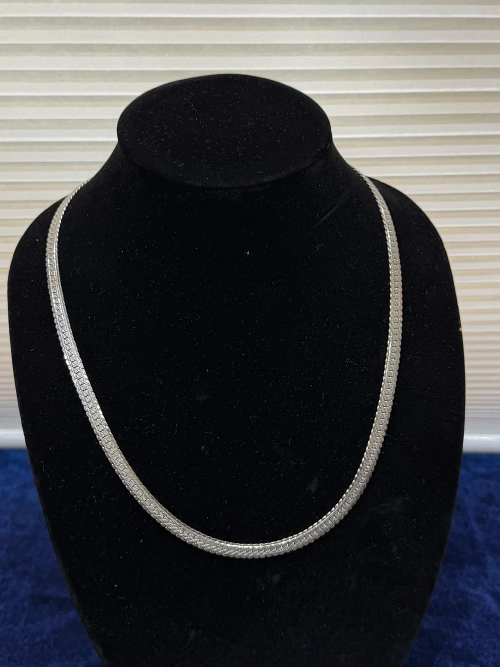 Vintage Unisex Silver Toned Diamond-Cut Herringbone Chain Necklace